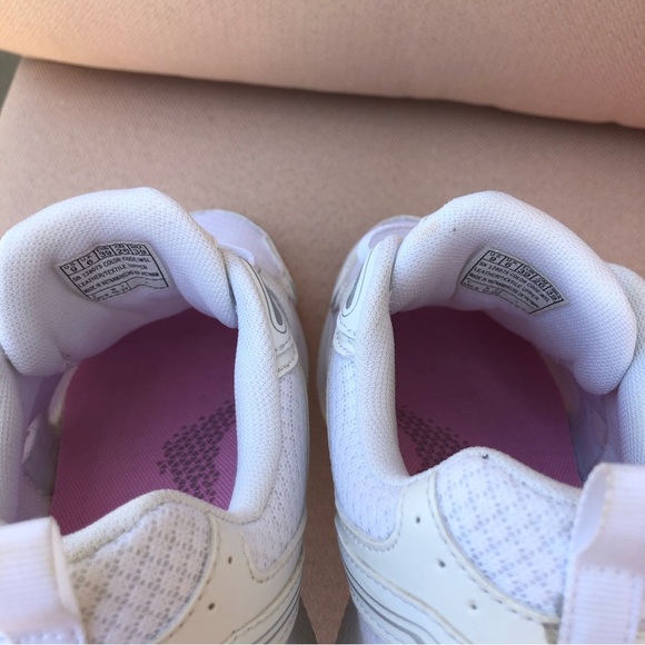 SKECHERS Women's GOrun Consistent White Leather Mesh Ultralight Running Shoes 9 - Picture 12 of 16